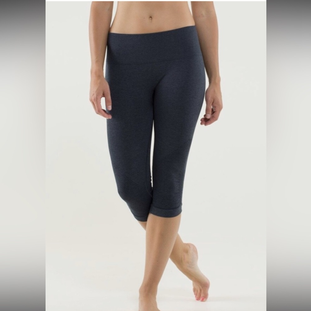 Lululemon Flow Crop II in Inkwell Dark Gray Size 6